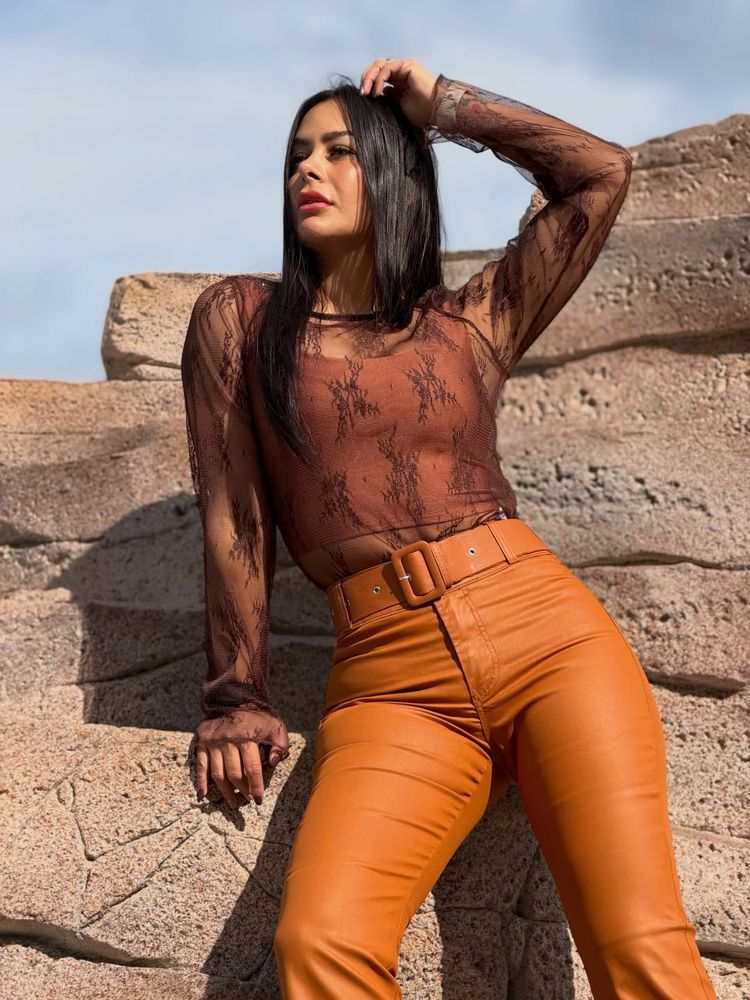 Larissa Riquelme apostó por la textura del otoño y la combinó con el color marrón de la temporada