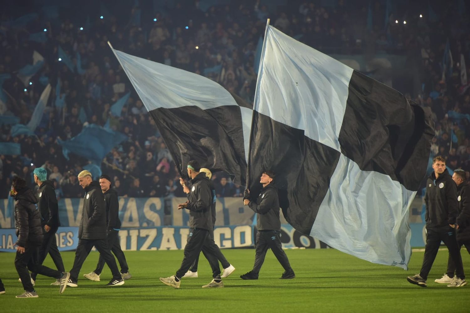 Jugadores e hinchas de Belgrano, unidos en otro banderazo en un Alberdi desbordado, y para un domingo histórico.