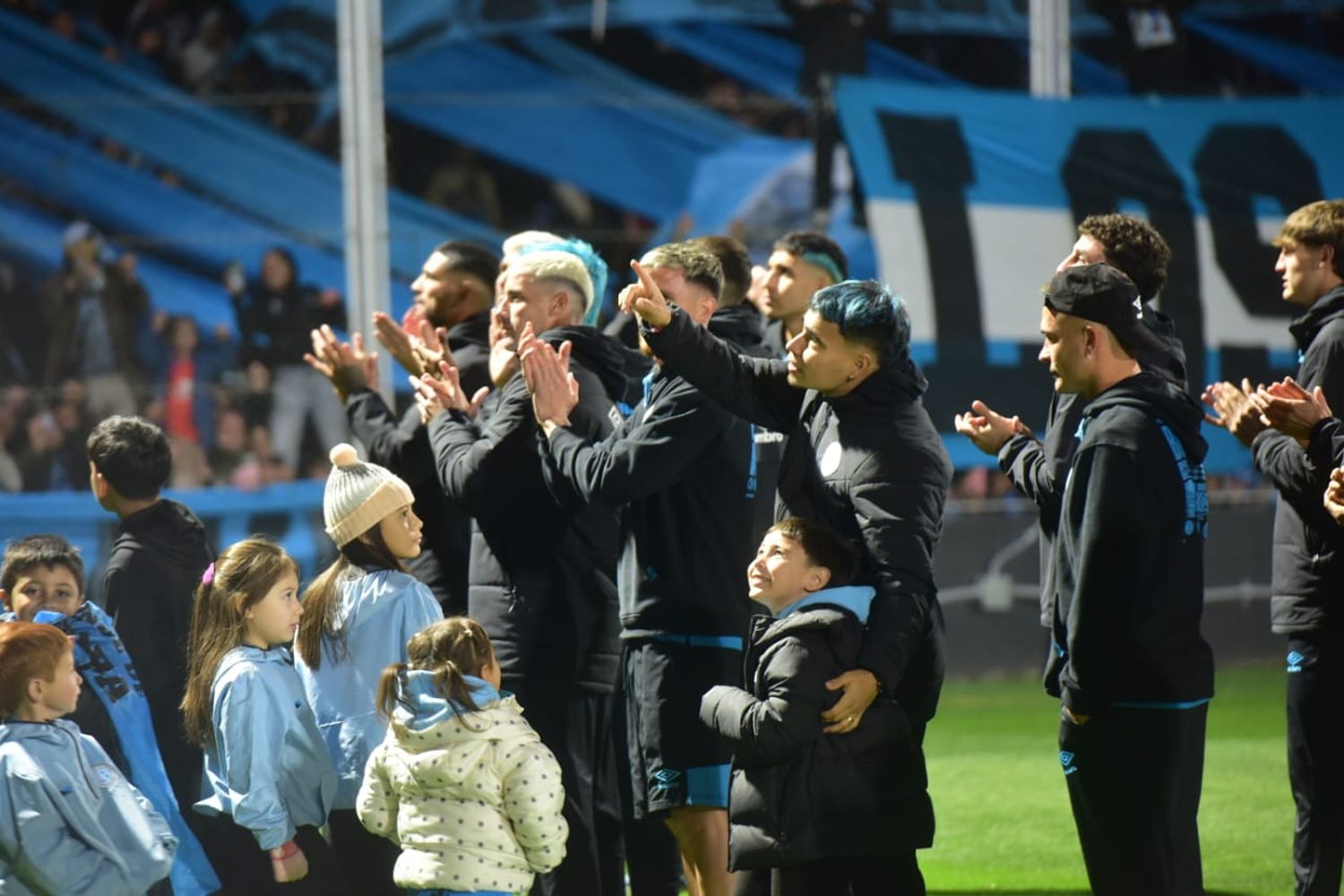 El banderazo gigante de Belgrano en Alberdi.