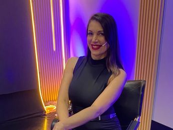Valeria Degenaro mostró su lado periodista y arrasó con un look total black con cinturón plateado