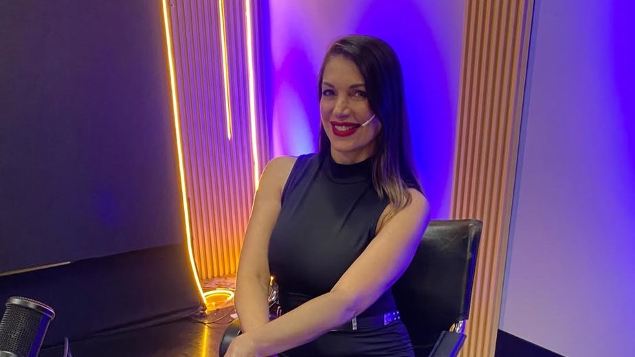 Valeria Degenaro mostró su lado periodista y arrasó con un look total black con cinturón plateado
