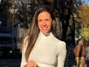 Modo 25 de Mayo: Luciana Rubinska posó con un detalle patrio y marcó tendencia con colores neutros