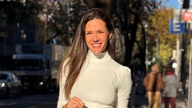 Modo 25 de Mayo: Luciana Rubinska posó con un detalle patrio y marcó tendencia con colores neutros