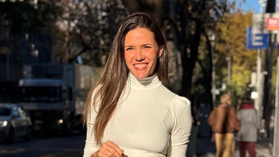 Modo 25 de Mayo: Luciana Rubinska posó con un detalle patrio y marcó tendencia con colores neutros
