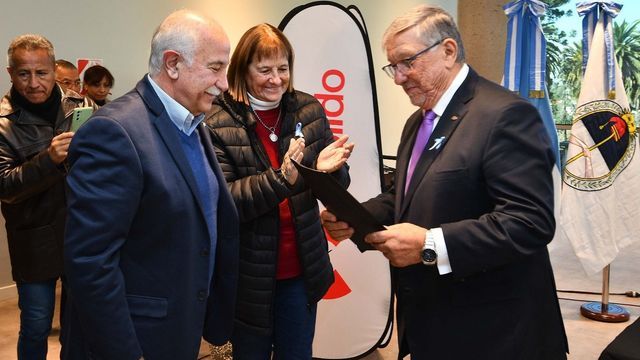 El presidente de la Cámara de Comercio Exterior de Jujuy, Jorge Gurrieri (derecha), recibe el texto de la declaración legislativa, de manos de la diputada Alejandra Mollón y el vicepresidente de la Legislatura, Mario Fiad.