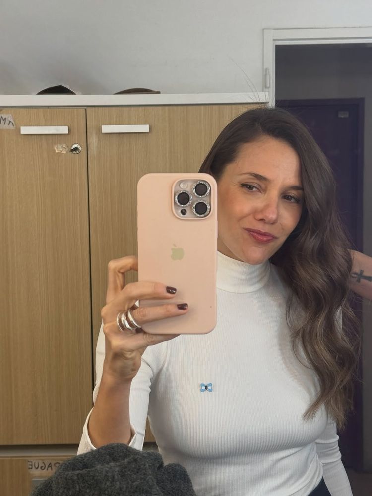 Modo 25 de Mayo: Luciana Rubinska posó con un detalle patrio y marcó tendencia con colores neutros