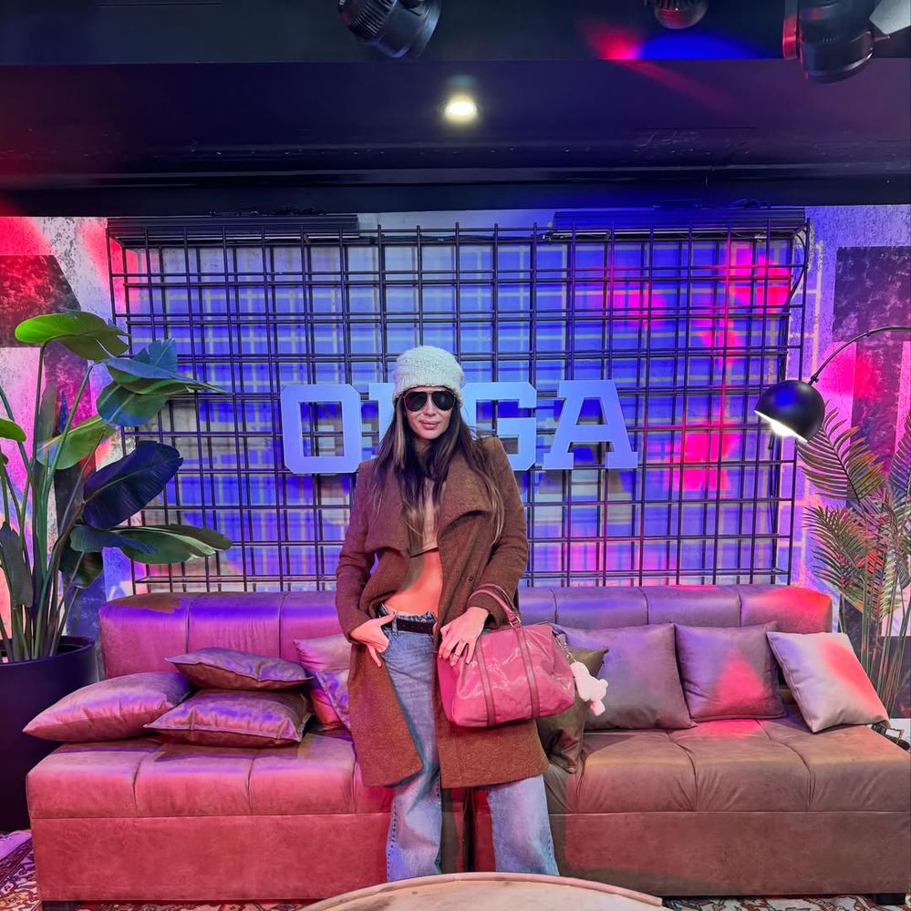 Karina Olga Jelinek se sumó al streaming con Homero Pettinato y sorprendió con dos accesorios en tendencia este otoño