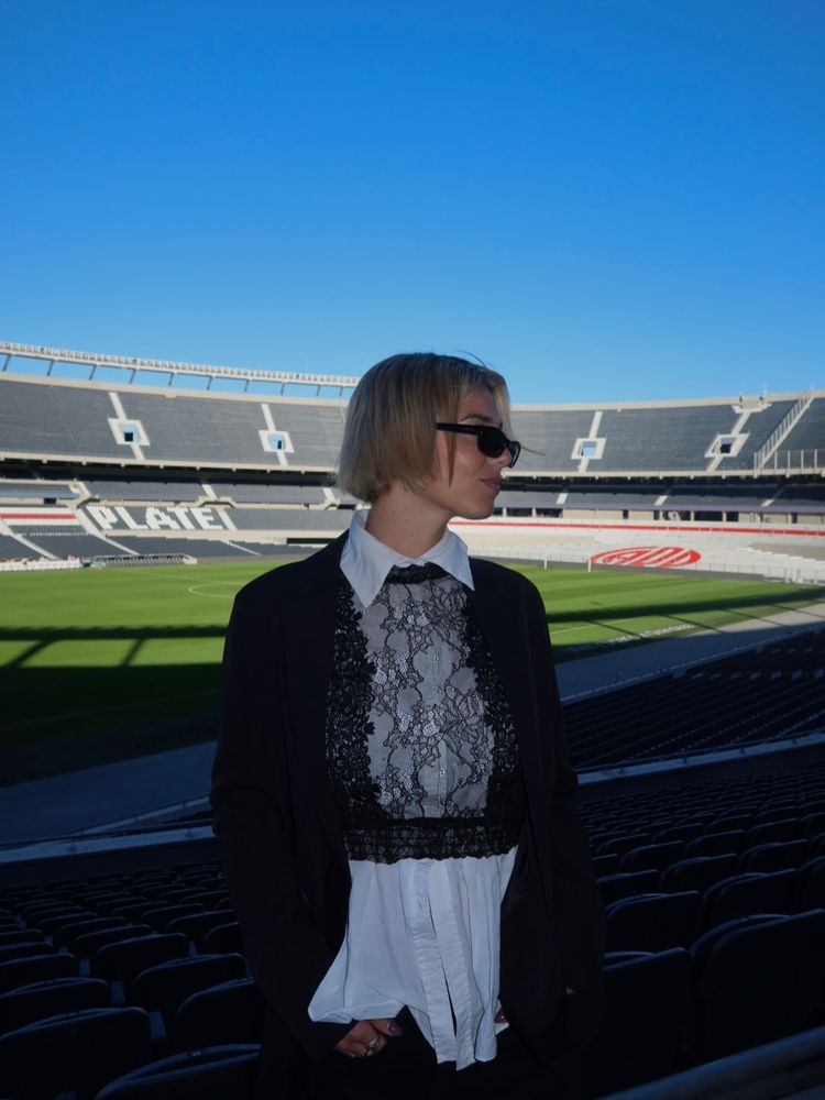 Sara Sklate, la periodista de River, desbloqueó la tendencia de encaje encima de la camisa y arrasó en la previa contra Belgrano