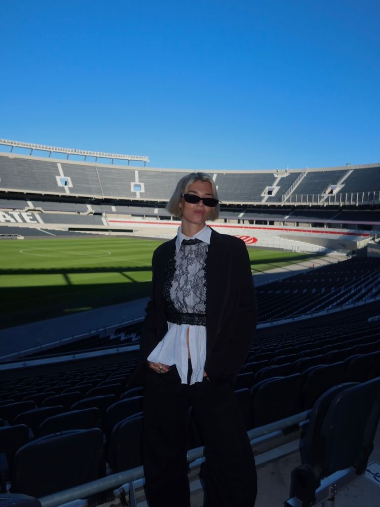 Sara Sklate, la periodista de River, desbloqueó la tendencia de encaje encima de la camisa y arrasó en la previa contra Belgrano