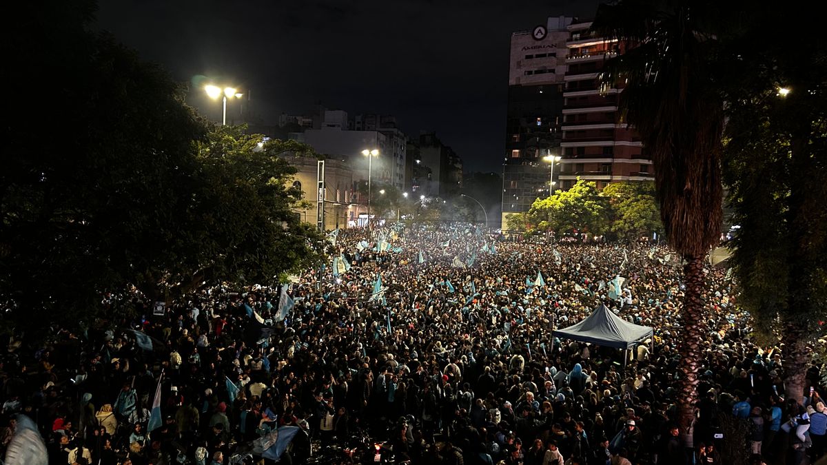 Las celestiales fotos de los festejos del Belgrano campeón en el Patio ...