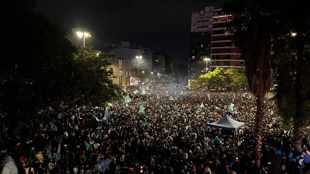 El Patio Olmos, colmado de hinchas deBelgrano.