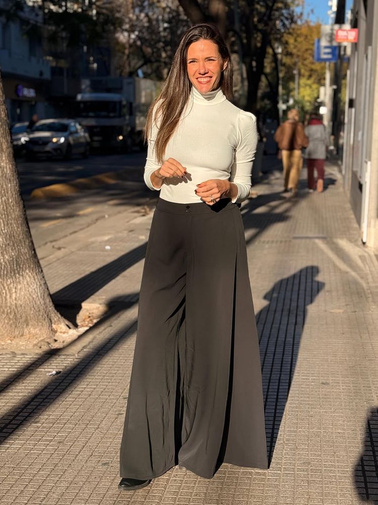Modo 25 de Mayo: Luciana Rubinska posó con un detalle patrio y marcó tendencia con colores neutros