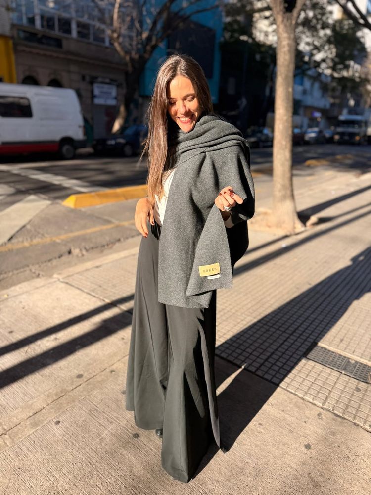 Modo 25 de Mayo: Luciana Rubinska posó con un detalle patrio y marcó tendencia con colores neutros