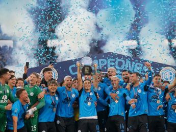 El Belgrano campeón, el "Chino" Zelarayán con el trofeo, la Libertadores y las finales que jugará