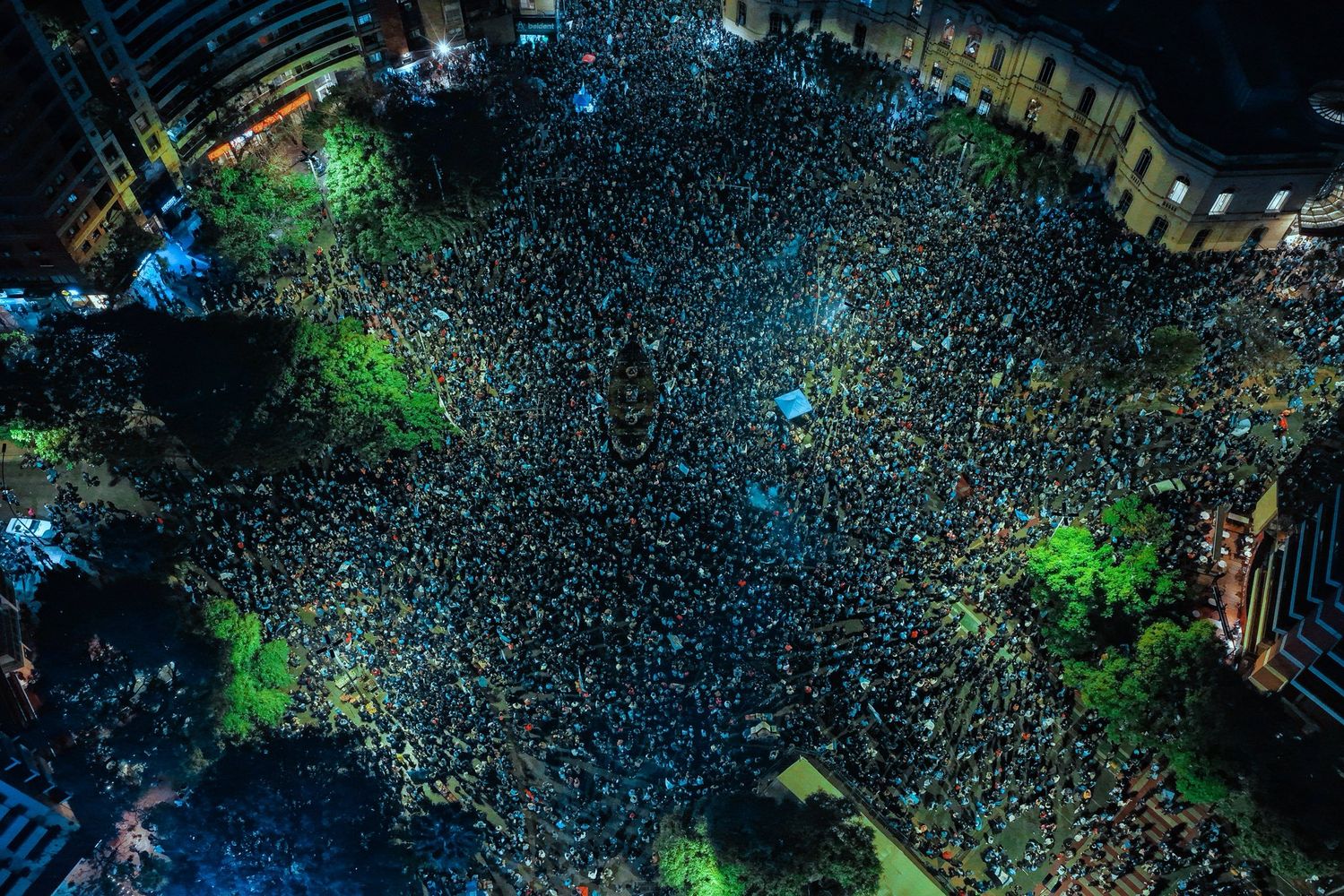 Multitud festejando en Patio Olmos.