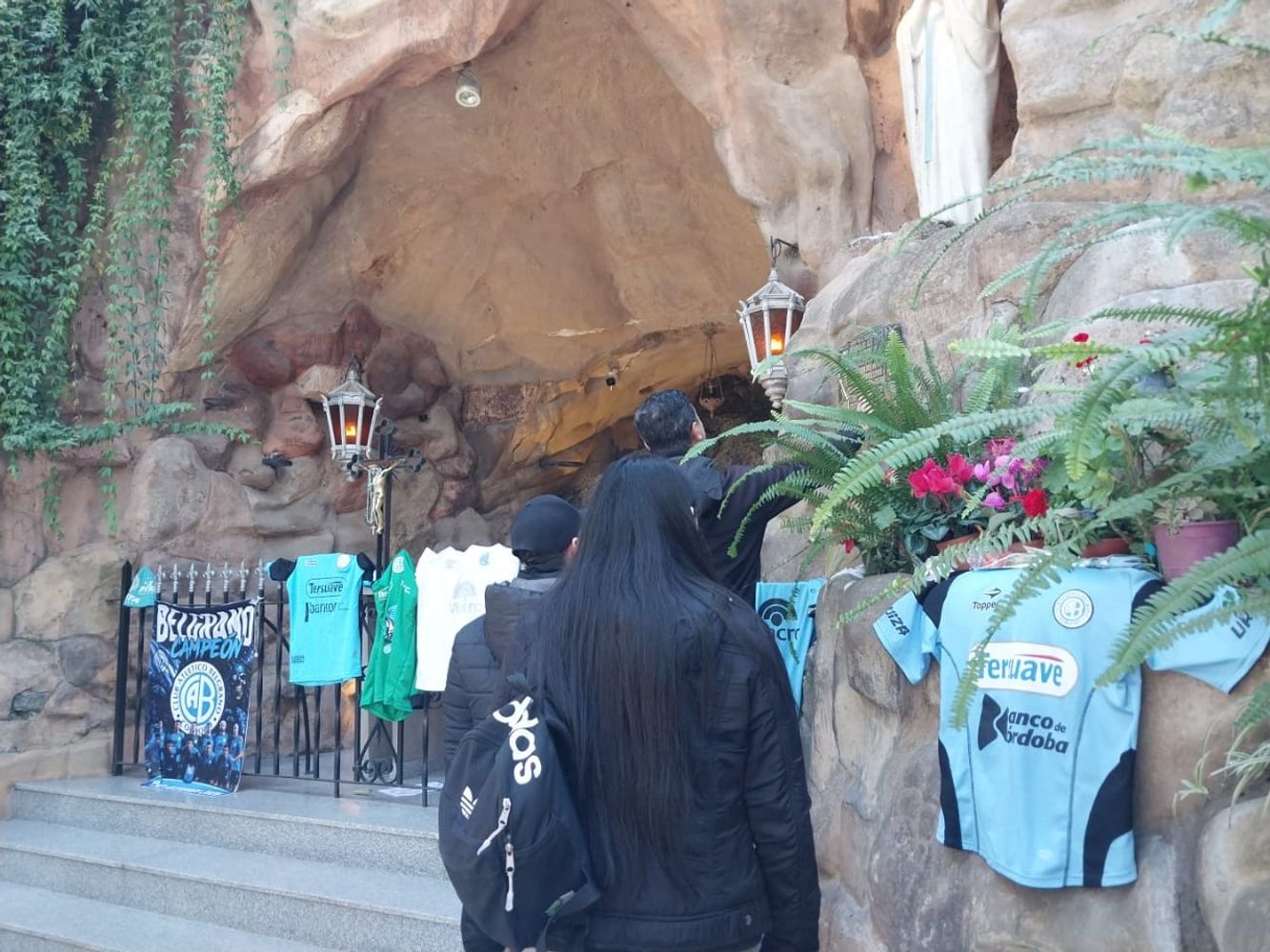 La Gruta de la Virgen de Lourdes con hinchas de Belgrano.