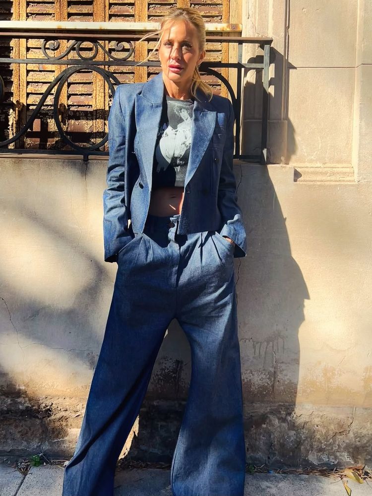 Julieta Prandi reversionó el look sastrero y sorprendió con un color azul eléctrico en tendencia