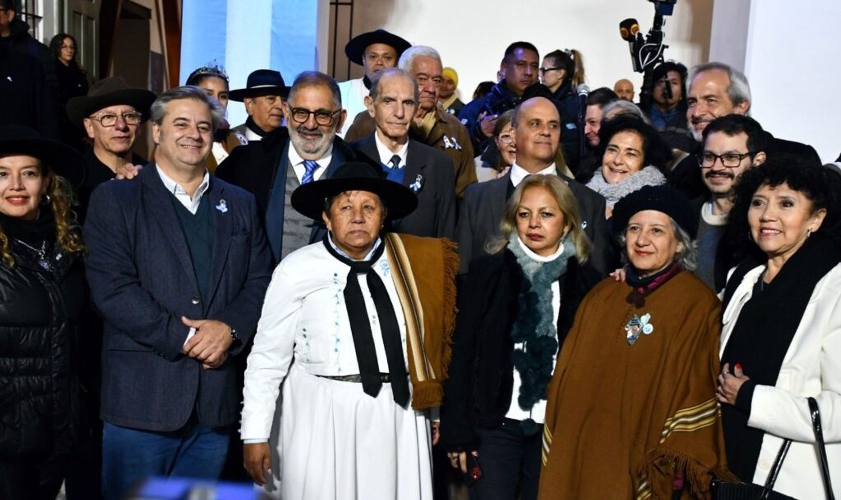 Autoridades provinciales, municipales, legislativas y referentes de entidades civiles que participaron en la Marcha Histórica Belgraniana, en San Salvador de Jujuy.