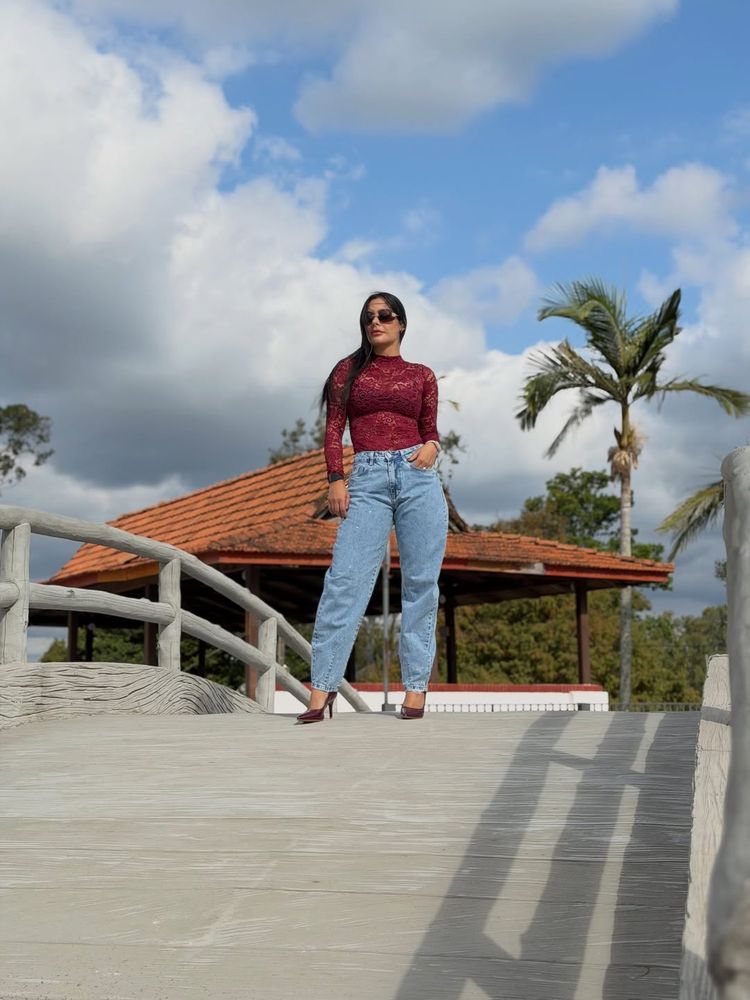 Larissa Riquelme se mostró fanática del encaje y deslumbró con un look del color de la temporada