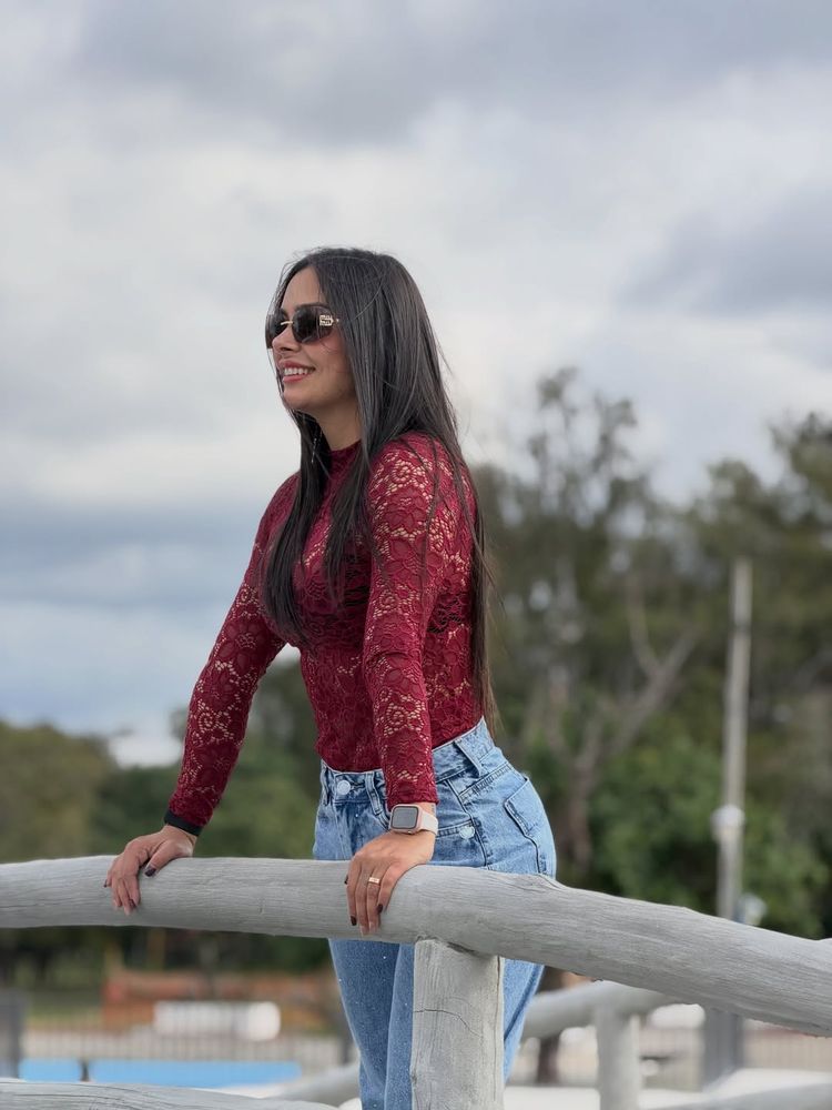Larissa Riquelme se mostró fanática del encaje y deslumbró con un look del color de la temporada