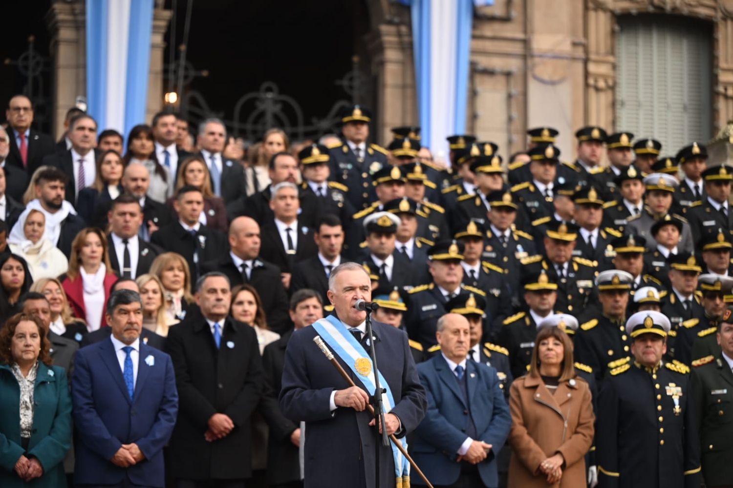 Tras el tradicional chocolate patrio, el acto central reunió a autoridades provinciales, municipales, legislativas, judiciales, fuerzas de seguridad, agrupaciones gauchas, escuelas y vecinos en Plaza Independencia.