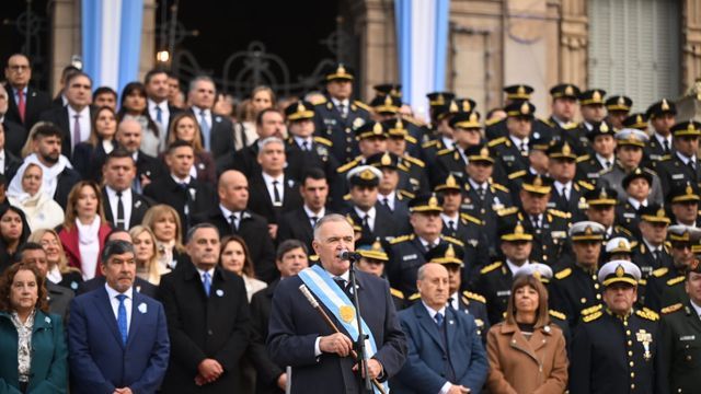 La ceremonia se desarrolló frente a Casa de Gobierno y reunió a representantes de instituciones provinciales, fuerzas federales y provinciales, establecimientos educativos y agrupaciones tradicionalistas.