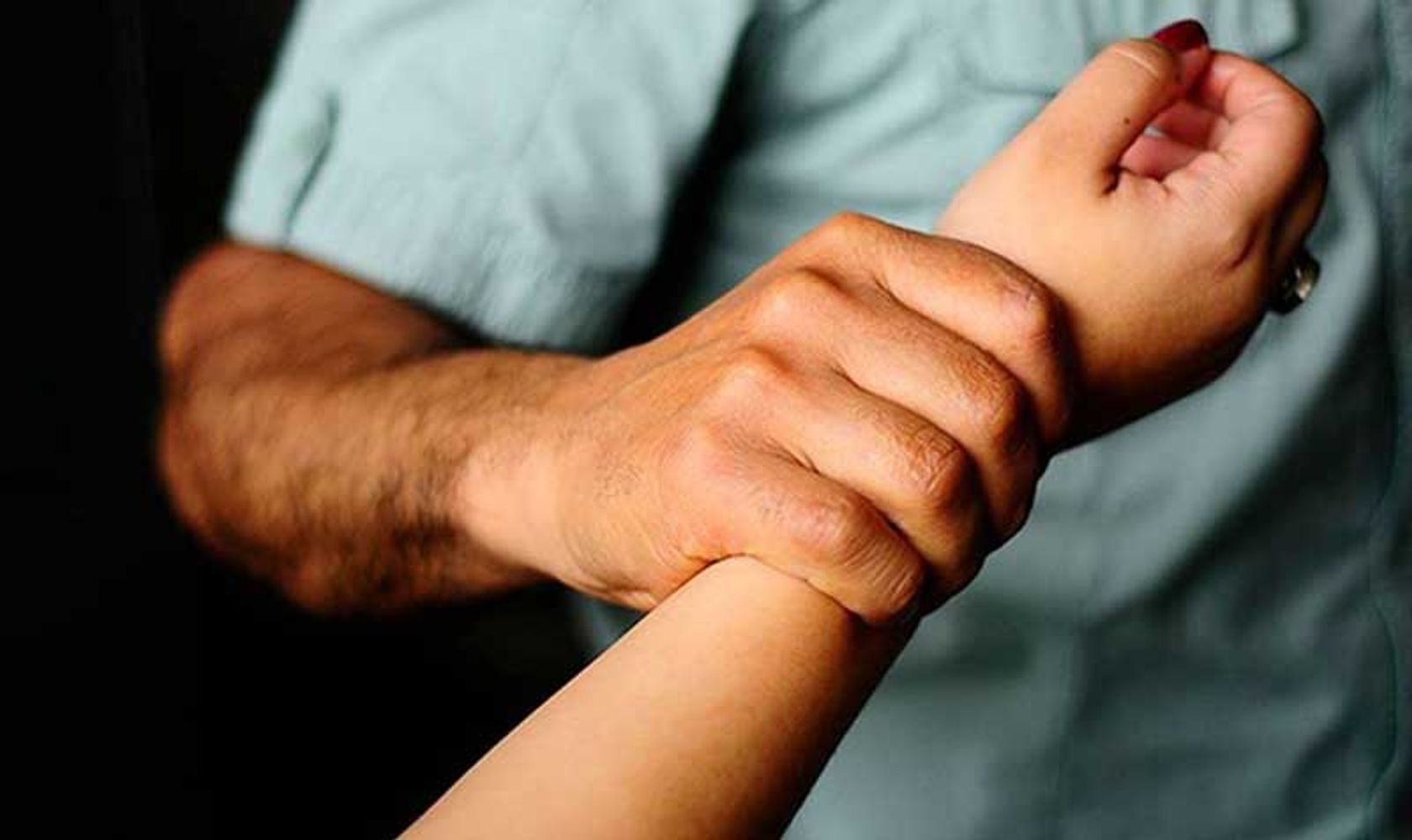 La víctima se quebró ante una docente, lo que permitió destapar el infierno intrafamiliar.