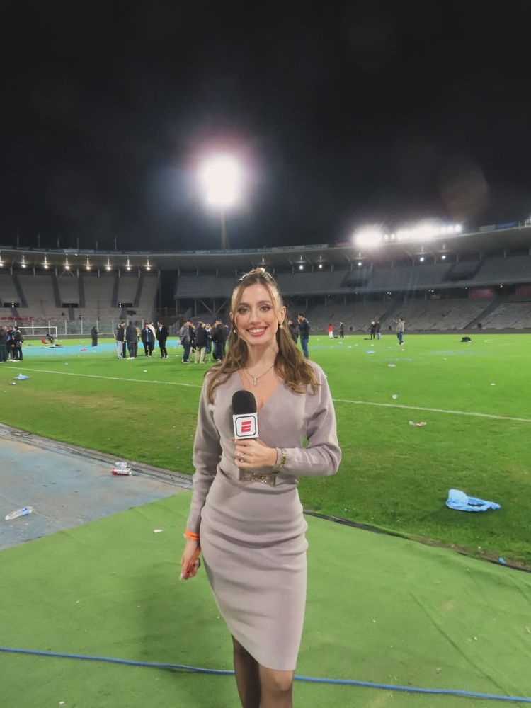 Modo cancha: More Beltran arrasó con un look monocromático y felicitó a los hinchas del Pirata