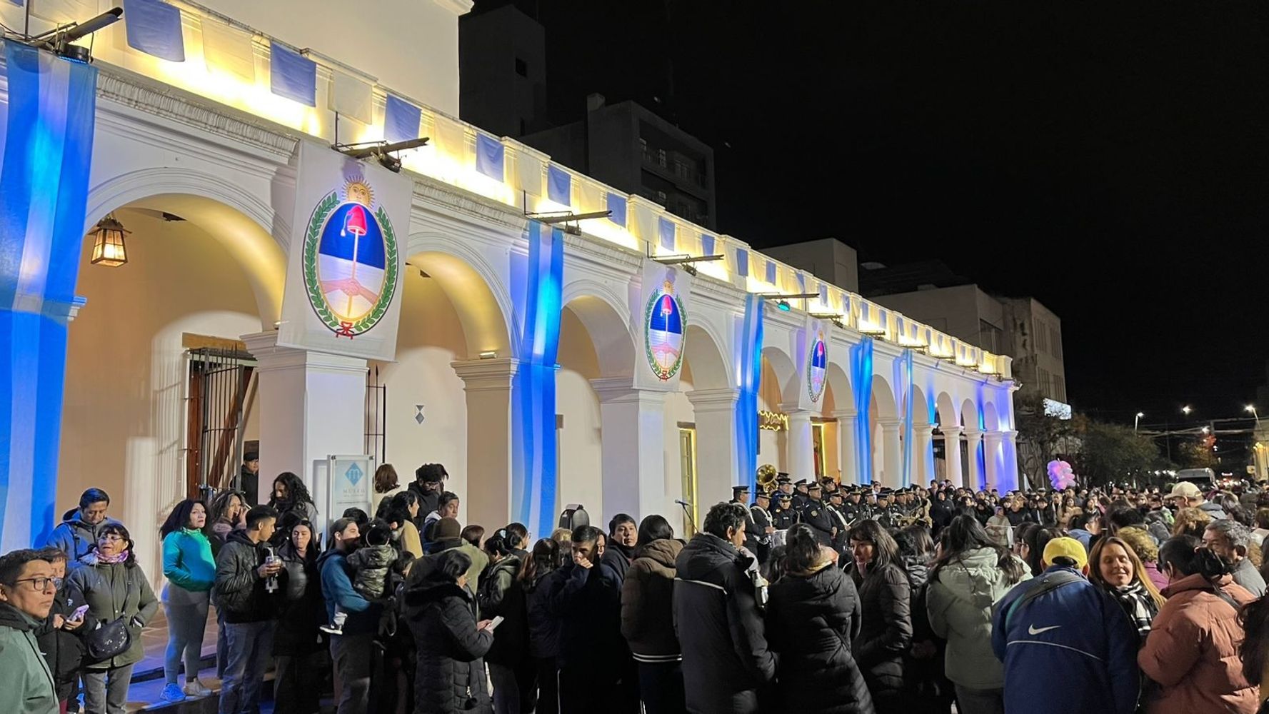 Engalanado con los colores patrios, el Cabildo histórico de la ciudad fue uno de los espacios en los que se desarrolló la programación de la vigilia por el 25 de Mayo.
