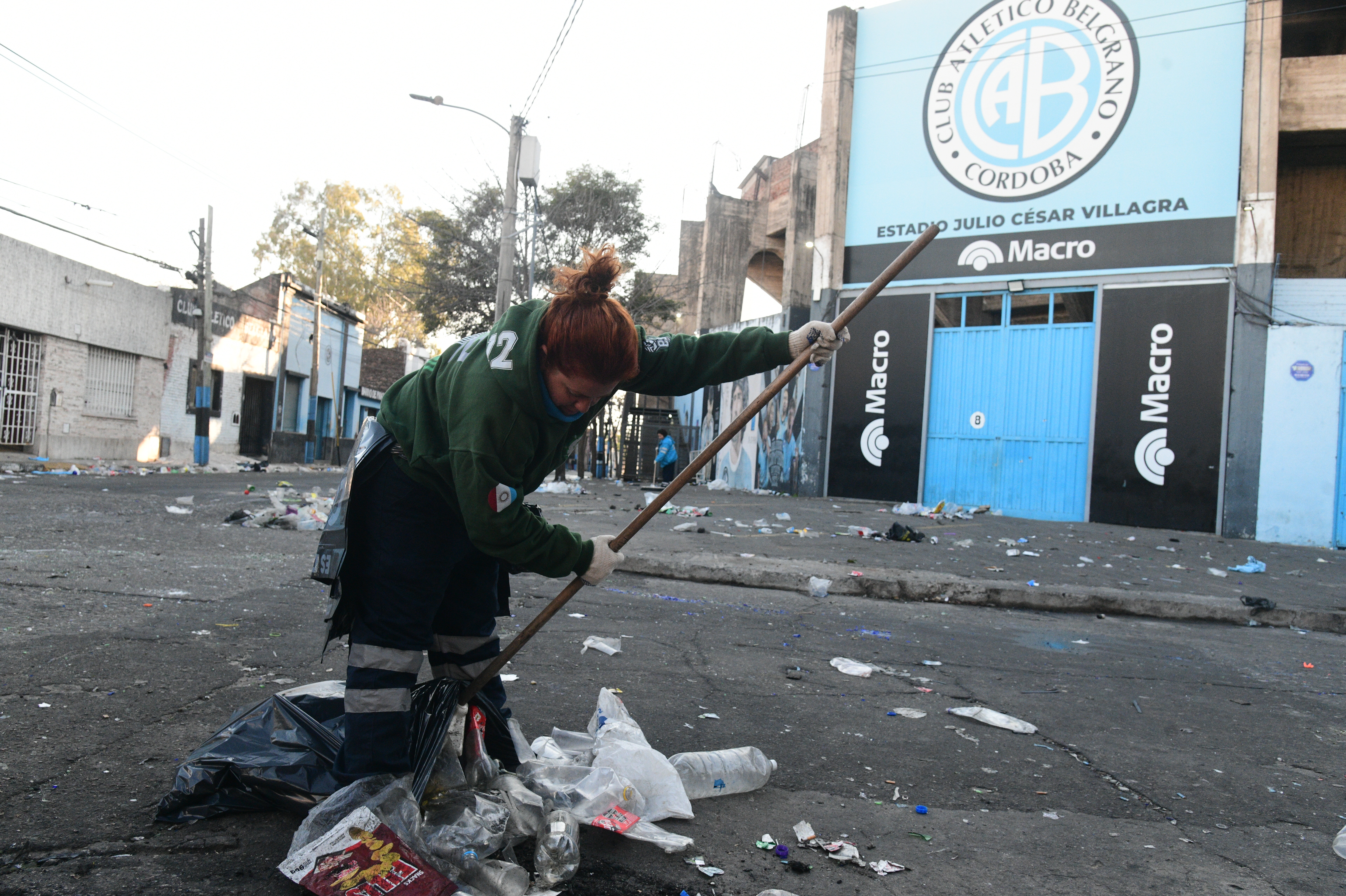 Operativo de limpieza tras los festejos de Belgrano.