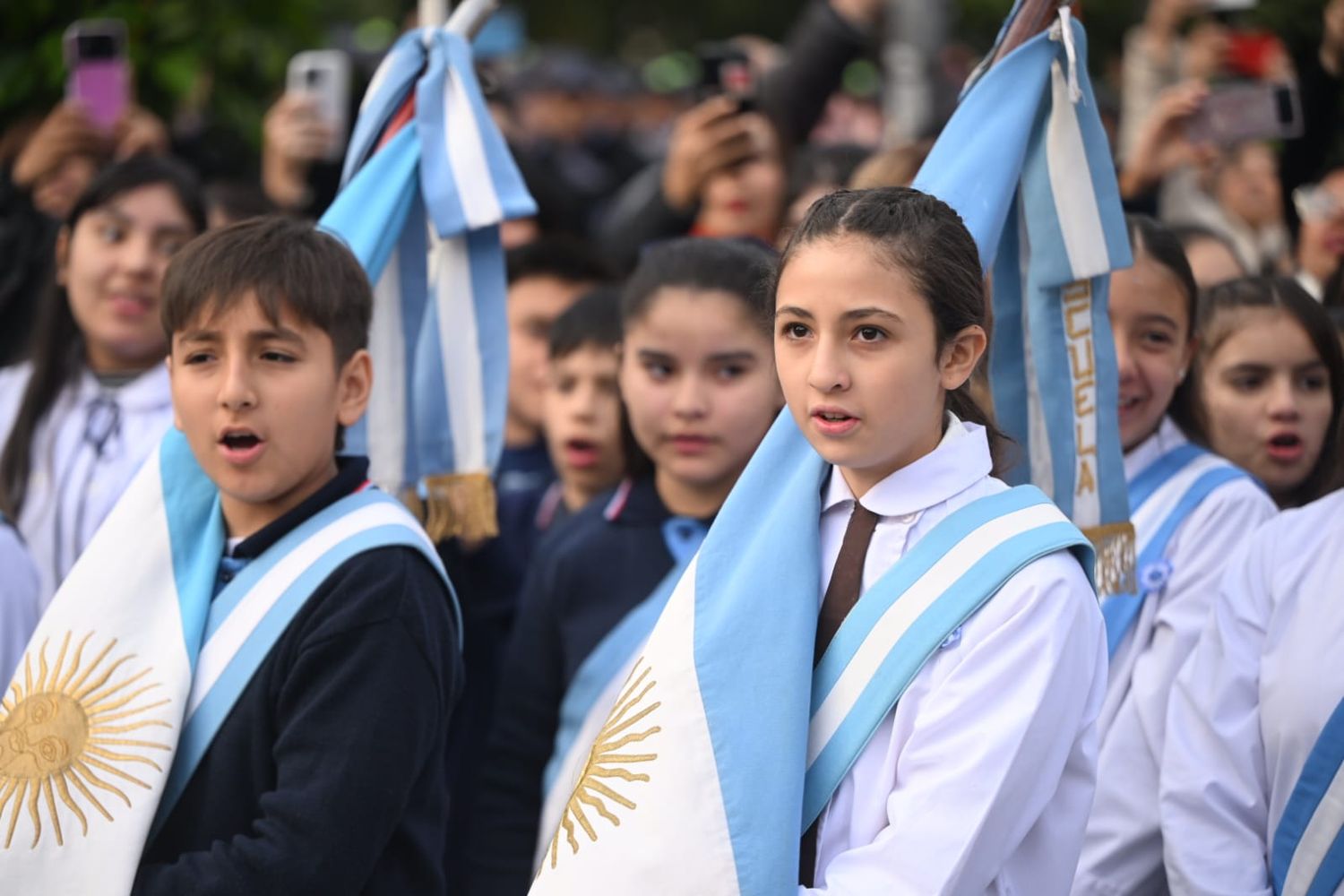 El acto patrio combinó memoria histórica, participación institucional y presencia popular en una jornada marcada por símbolos nacionales y mensajes de unidad.