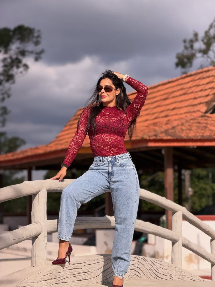 Larissa Riquelme se mostró fanática del encaje y deslumbró con un look del color de la temporada