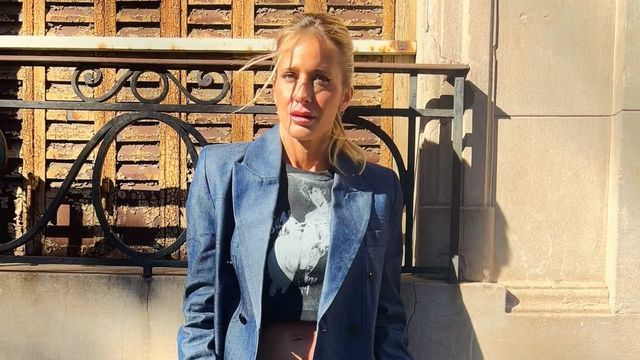 Julieta Prandi reversionó el look sastrero y sorprendió con un color azul eléctrico en tendencia