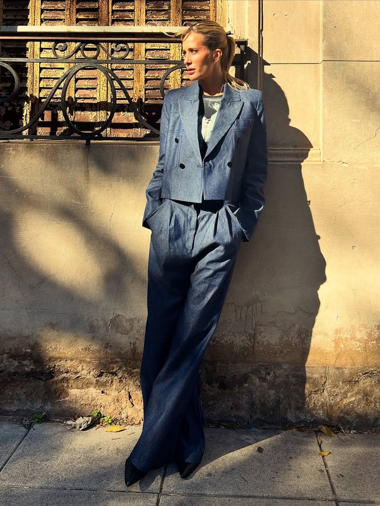 Julieta Prandi reversionó el look sastrero y sorprendió con un color azul eléctrico en tendencia