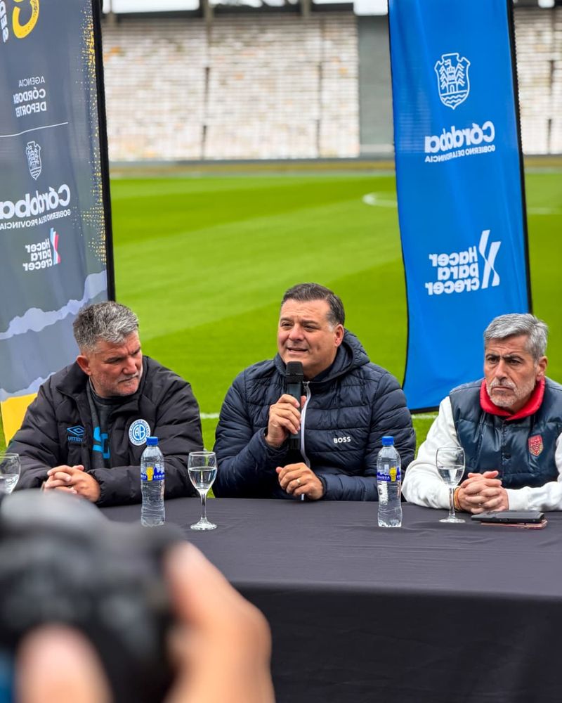 Darío Capitani, titular de la Agencia Córdoba Turismo, (al centro).