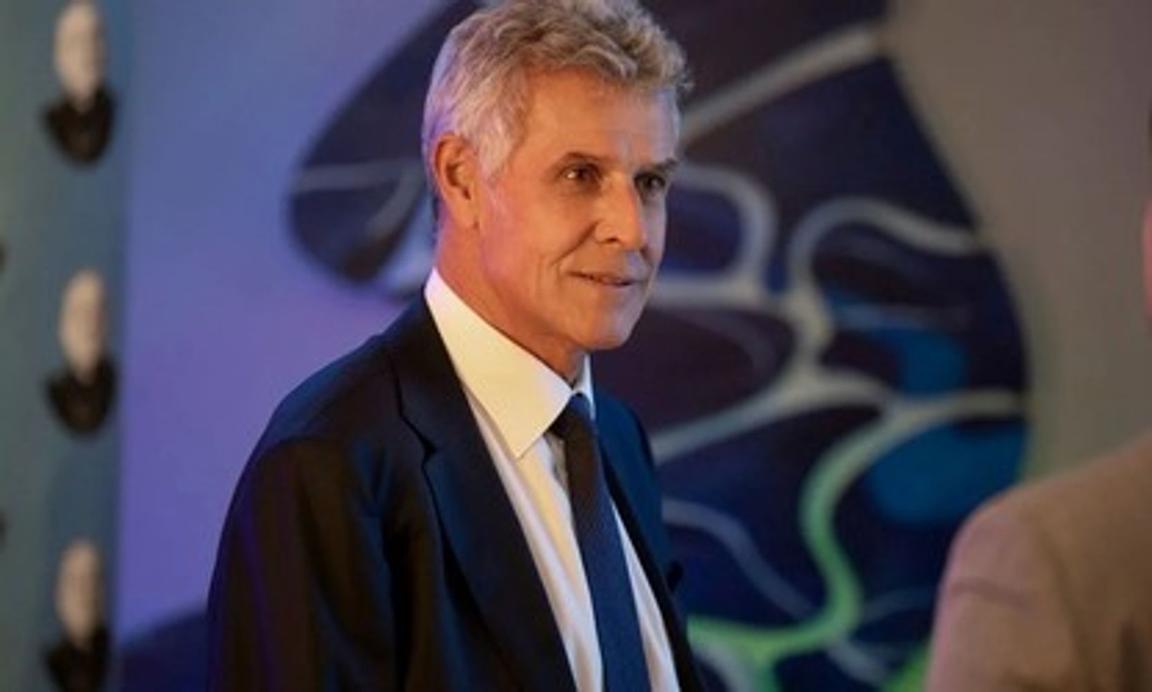 Conmoción por la muerte de Pierre Deny, actor que brilló en el éxito de Netflix "Emily en París".