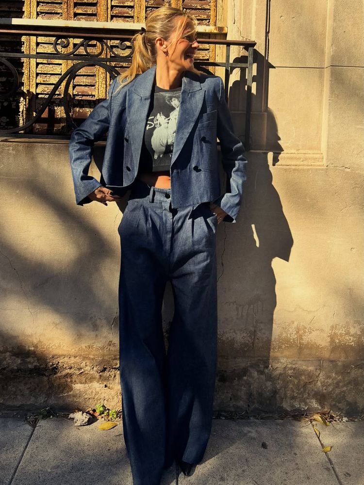 Julieta Prandi reversionó el look sastrero y sorprendió con un color azul eléctrico en tendencia