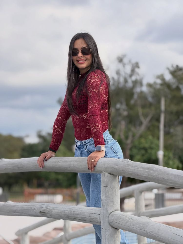 Larissa Riquelme se mostró fanática del encaje y deslumbró con un look del color de la temporada