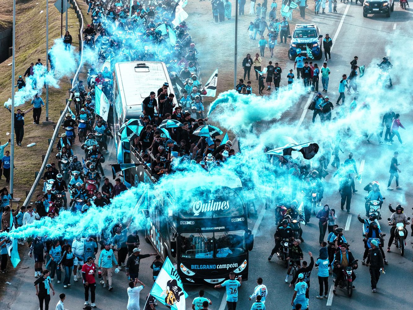 La caravana del campeón. Belgrano tiñó de celeste a Córdoba, por la Circunvalación.