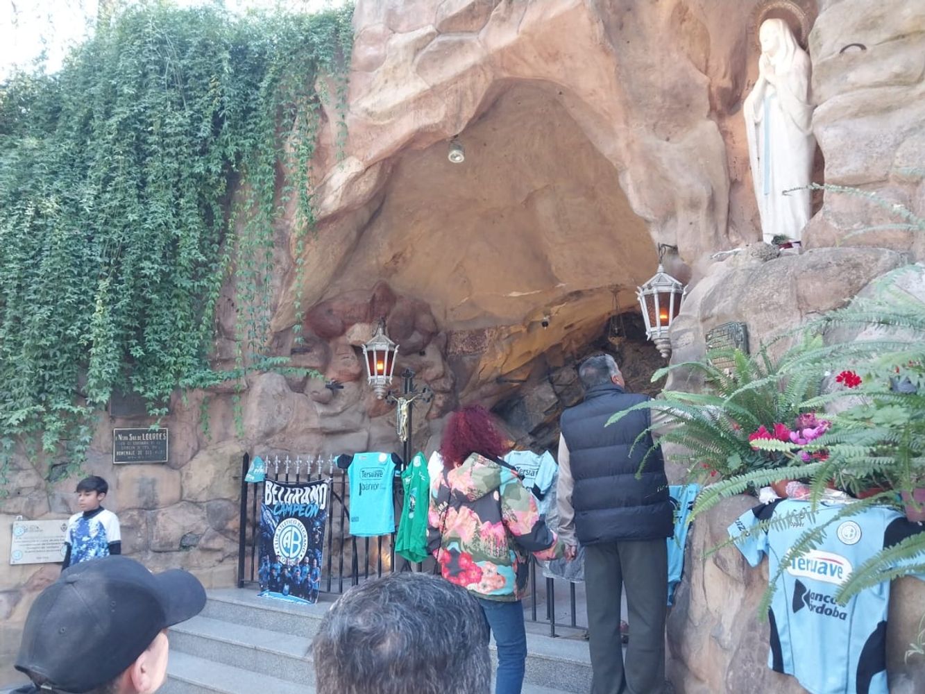 La Gruta de la Virgen de Lourdes con hinchas de Belgrano.