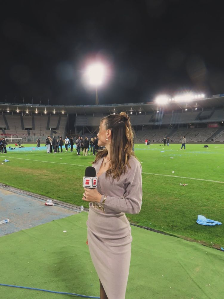 Modo cancha: More Beltran arrasó con un look monocromático y felicitó a los hinchas del Pirata