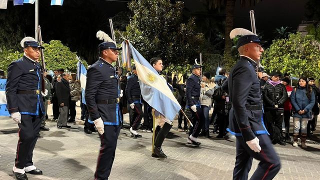 Con solemnidad, el público acompañó la recreación del paso del general Manuel Belgrano portando la Bandera Nacional, después de recibir la bendición del canónigo Juan Ignacio Gorriti.