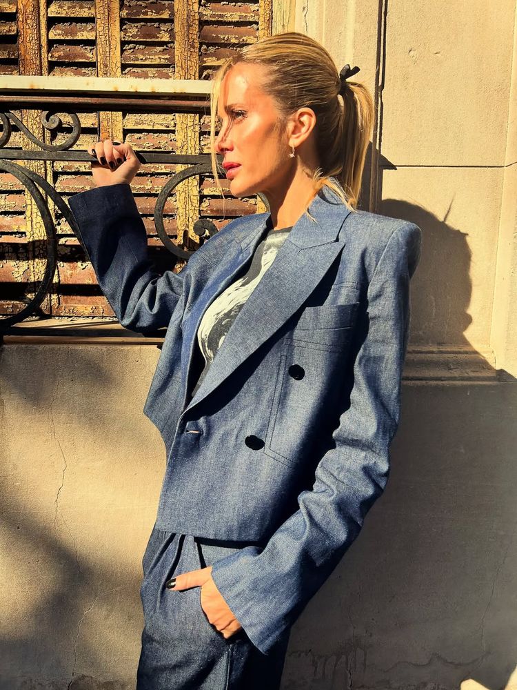 Julieta Prandi reversionó el look sastrero y sorprendió con un color azul eléctrico en tendencia