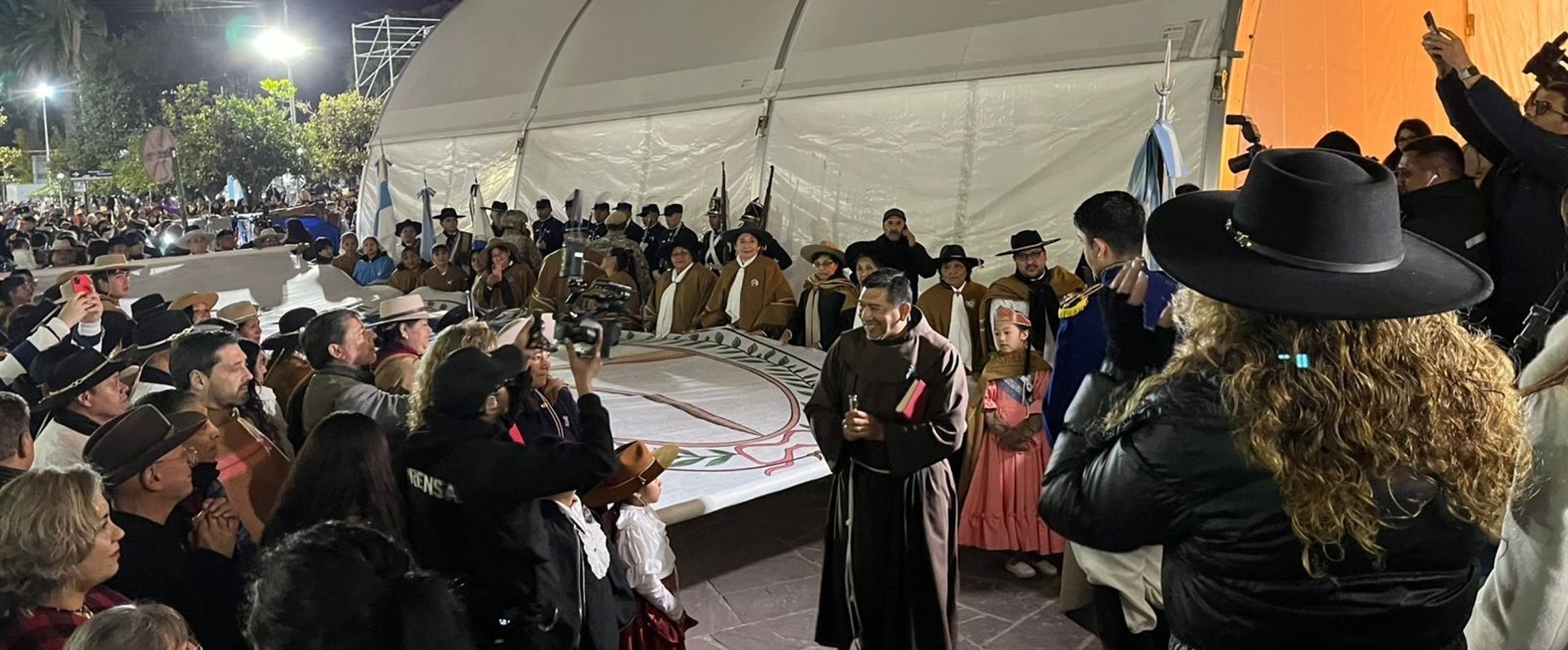 La monumental Bandera Nacional de la Libertad Civil de la Asociación “La Gauchita” fue recibida con aplausos por la concurrencia a su arribo al atrio de la Catedral, doonde el fray Dante Ríos bendijo a las enseñas patrias que encabezaron la marcha belgraniana.