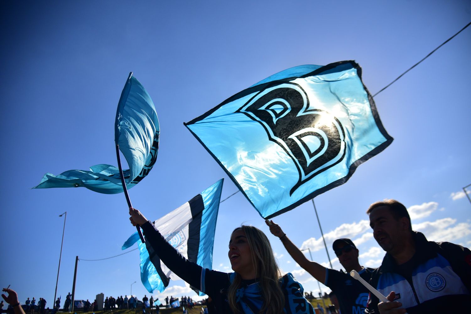 La Gruta de la Virgen de Lourdes con hinchas de Belgrano.