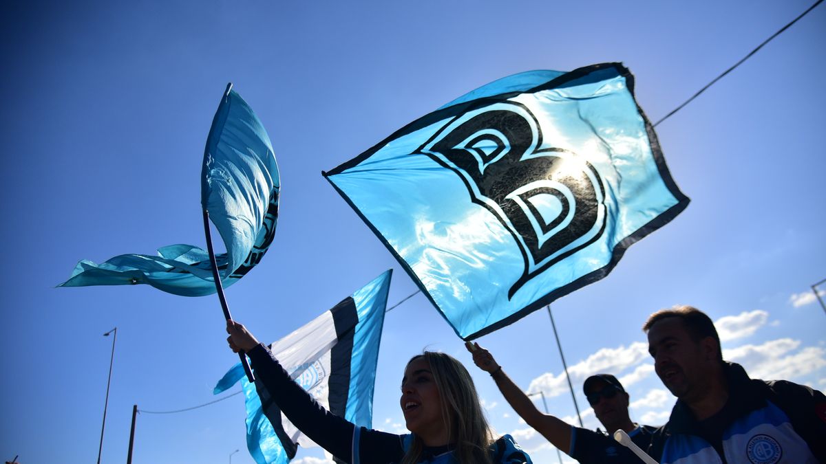 Locura por Belgrano: el plantel llegó a Santiago para su primer partido como campeón