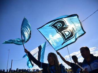 Locura por Belgrano: el plantel llegó a Santiago para su primer partido como campeón