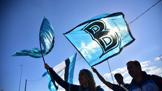 Los hinchas de Belgrano, masivos en Santiago.