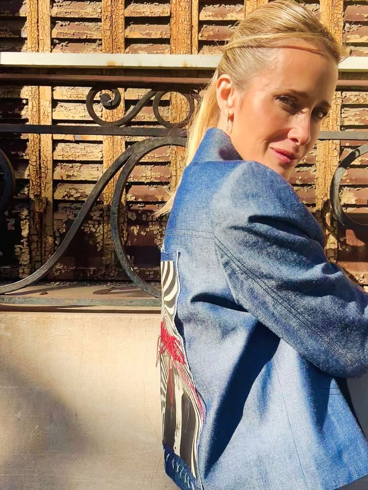 Julieta Prandi reversionó el look sastrero y sorprendió con un color azul eléctrico en tendencia