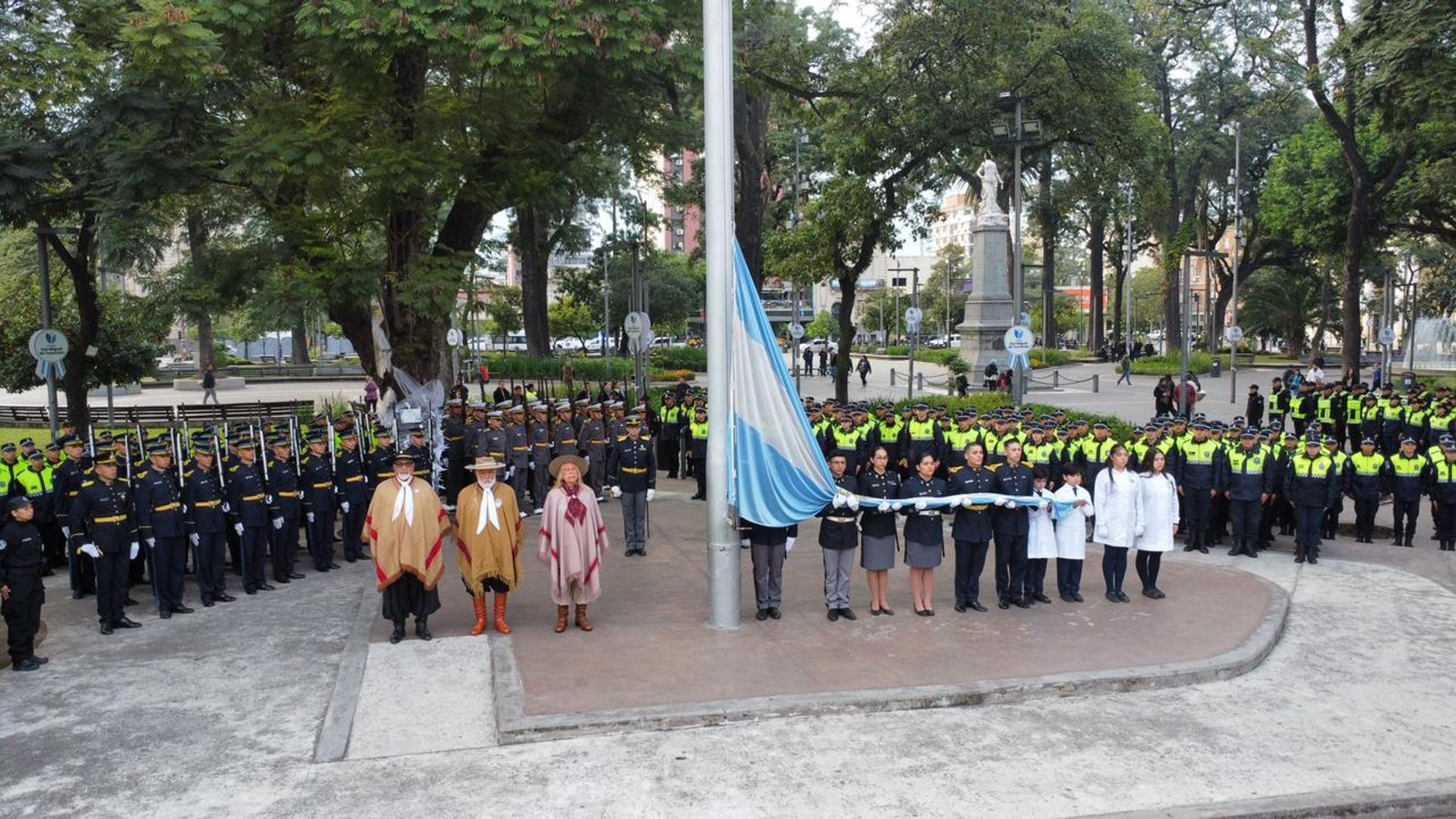 Con una fuerte presencia ciudadana, Tucumán renovó su homenaje a los hombres y mujeres de 1810 y puso el acento en el compromiso colectivo para fortalecer la vida democrática.